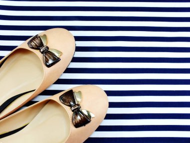 mavi şerit arka plan üzerinde alanı kopyası ile düşük bir topuk üzerinde kadın ayakkabı