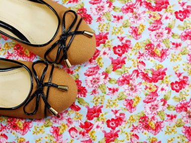 üstten görünüm alanı kopyası ile düşük bir topuk üzerinde kadın ayakkabı