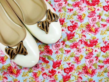 üstten görünüm alanı kopyası ile düşük bir topuk üzerinde kadın ayakkabı