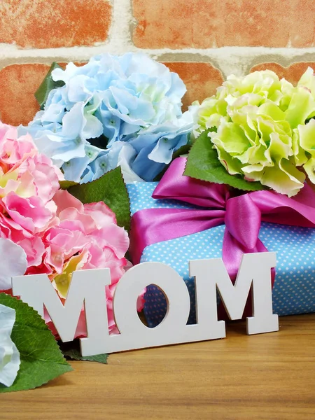 Word Mama Bunch Artificial Flowers Gift Box Wooden Background — Stock Photo, Image