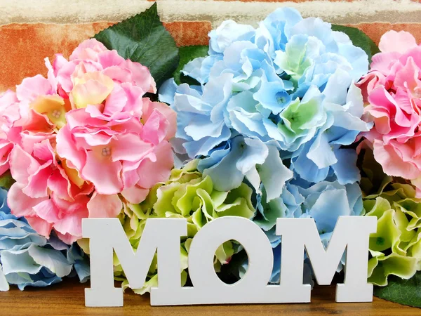 Word Mama Met Bos Van Kunstbloemen Doos Van Gift Houten — Stockfoto