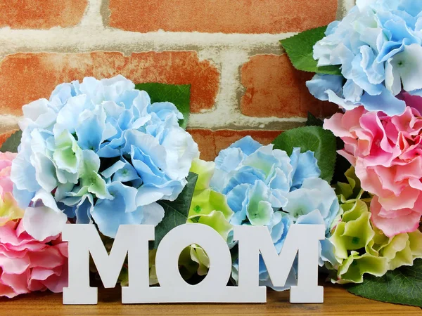 Word Mama Met Bos Van Kunstbloemen Doos Van Gift Houten — Stockfoto