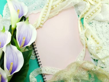dantel dekor arka plan ile açılış boş not defteri