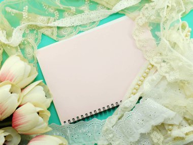 dantel dekor ve yapay Lale çiçek arka plan ile açılış boş not defteri