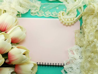 dantel dekor ve yapay Lale çiçek arka plan ile açılış boş not defteri
