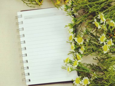 ahşap arka plan üzerinde defter kağıt Üstten Görünüm alanı