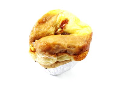 Beyaz arka plan üzerinde izole tatlı çörek tarçınlı kek