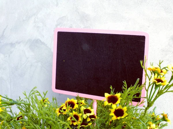 Espacio Vacío Copia Pizarra Con Decoración Flores Artificiales — Foto de Stock