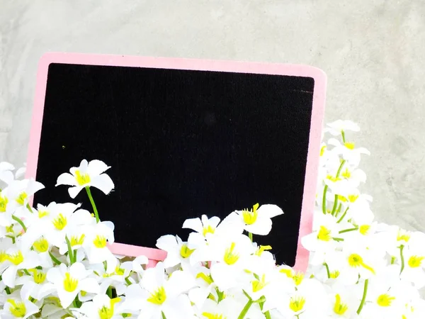 Empty Space Copy Blackboard Artificial Flowers Decoration — Stock Photo, Image