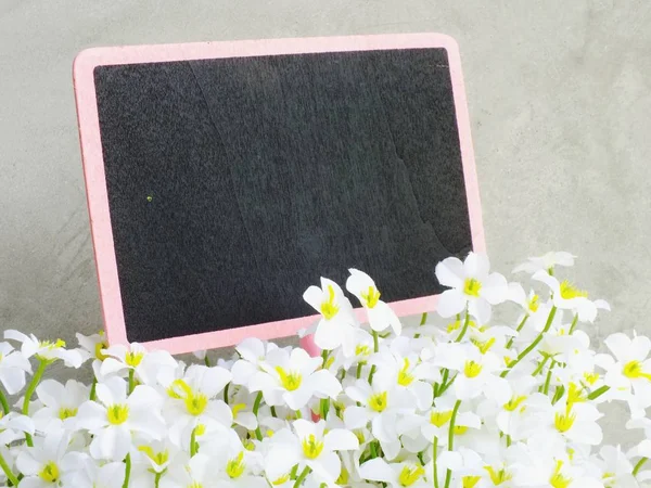 Empty Space Copy Blackboard Artificial Flowers Decoration — Stock Photo, Image