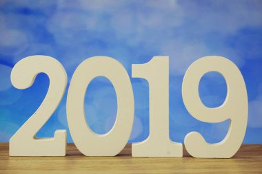 2019 mutlu yeni yıl mavi bokeh arka plan üzerinde sayı harf ile