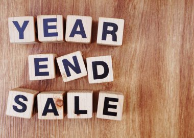 yıl sonu satış metin alfabesi harfleri ahşap arka plan üzerinde