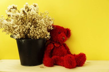 oyuncak ayı ve uzay arka plan üzerinde sarı arka plana kopyalayın