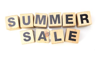 Beyaz arka plan üzerinde izole yaz Satılık alfabesi harfleri