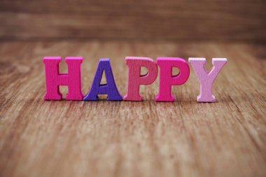 mutlu alfabesi harfleri ile ahşap arka plan üzerinde yer