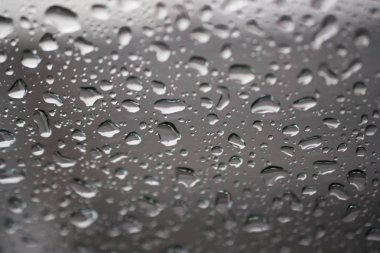 Siyah arkaplanda su damlaları