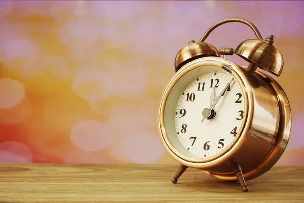 Relógio Alarme Vintage Com Cópia Espaço Prateleiras Madeira Fundo — Fotografia de Stock