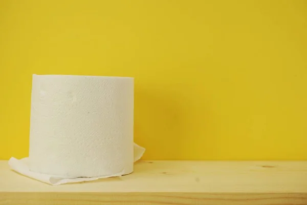 Rolka Papieru Toaletowego Żółtym Tle — Zdjęcie stockowe
