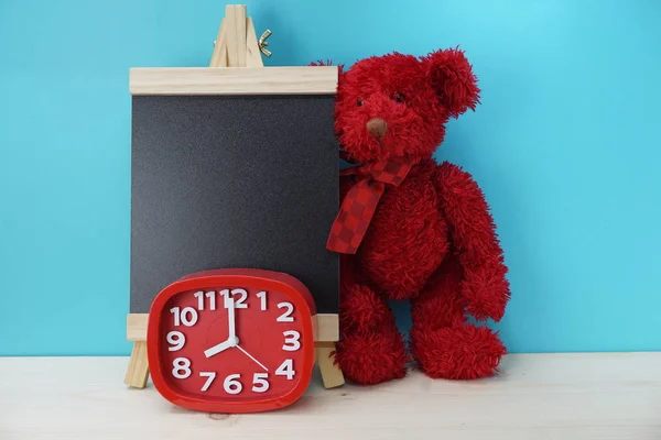 Oso Peluche Despertador Con Copia Espacio Sobre Fondo Madera —  Fotos de Stock