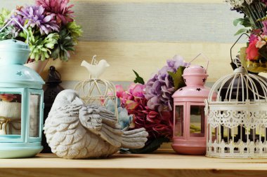 renkli dekorasyon yapay çiçek buketi ve kuş heykeli ahşap raf