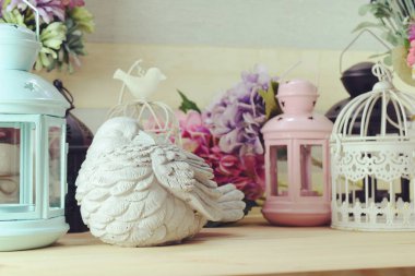 renkli dekorasyon yapay çiçek buketi ve kuş heykeli ev dekorasyonu