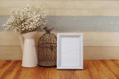 alan ahşap fotoğraf çerçevesi geçmiş kuru çiçek dekorasyonu ile