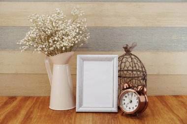 alan ahşap fotoğraf çerçevesi geçmiş kuru çiçek dekorasyonu ile