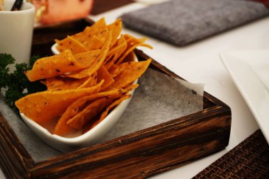 Nachos domates salsa ve guacamole çiplerle