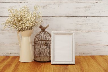 alan fotoğraf çerçevesi ile metal çiçek tencerede kuru çiçek