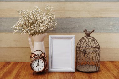 alan fotoğraf çerçevesi ile metal çiçek tencerede kuru çiçek