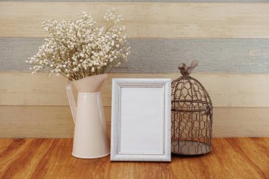 alan fotoğraf çerçevesi ile metal çiçek tencerede kuru çiçek