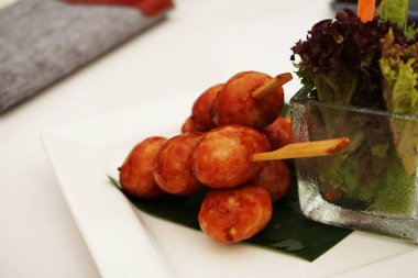 Tay Isaan gıda domuz eti ve pirinç sosis ızgara salatalık ve lahana ile