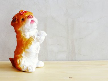 ahşap arka plan üzerinde alanı kopyası ile köpek heykel seramik