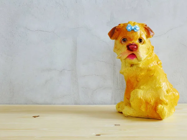 Hond Standbeeld Keramiek Met Ruimte Kopie Houten Achtergrond — Stockfoto