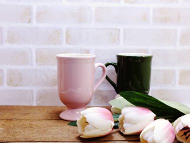 pembe ve yeşil kahve Kupası ve Lale çiçek dekorasyon ahşap tablo