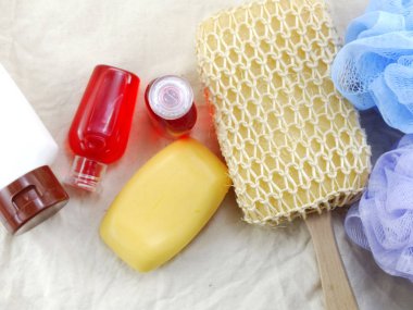 Spa aksesuarları şampuan sabun ve duş krem banyo ürünleri ile temizlik