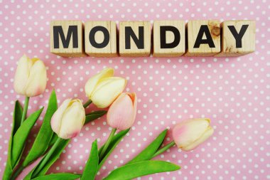 Lale çiçek pembe polka dot arka plan üzerinde Pazartesi alfabe harfleriyle