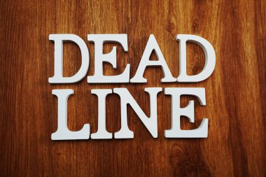 ahşap arka plan üzerinde son tarih alfabesi harfleri üstten görünüm