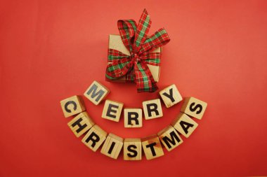neşeli Noel Alfabe harf hediye kutusu ile üstten görünüm kırmızı zemin üzerine