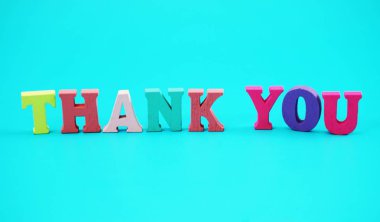 mavi arka plan üzerinde renkli teşekkür ederim alfabesi harfleri