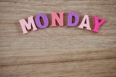 ahşap arka plan üzerinde alanı kopyası ile mondayletter