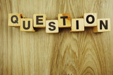 ahşap küp alfabesi harfleri üstten görünüm ahşap arka plan üzerinde Word'de soru