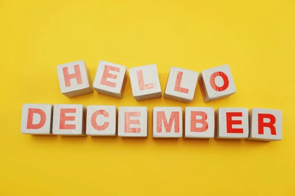 Hallo Dezember Alphabet Buchstaben Auf Gelbem Hintergrund — Stockfoto