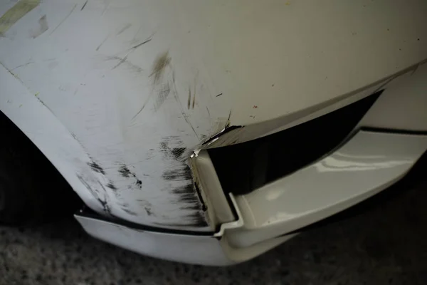 Primer Plano Arañazos Dañados Parte Delantera Del Coche Blanco —  Fotos de Stock