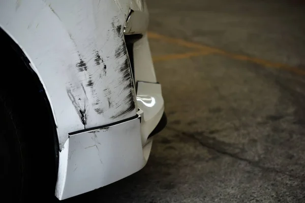 白い車の前に破損した傷のクローズ アップ — ストック写真