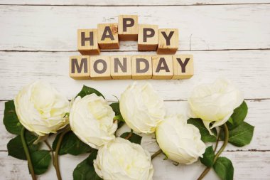 Mutlu Pazartesi kelime ışık kutusu ahşap arka plan üzerinde çiçek buketi ile