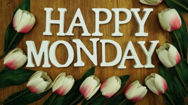 Işıklı mutlu Pazartesi kelime ile Lale çiçek buketi ahşap arka plan üzerinde