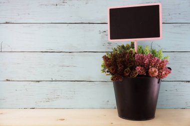 alan ahşap kara tahta ve yapay ağaç ev dekorasyonu