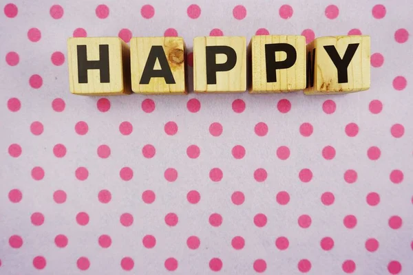 用字母表的木制立方体的快乐字 — 图库照片