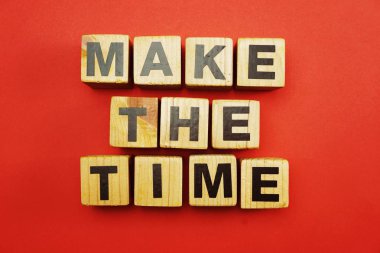 üstten görünüm kırmızı zemin üzerine tahta küpleri zaman harf alfabe yapmak